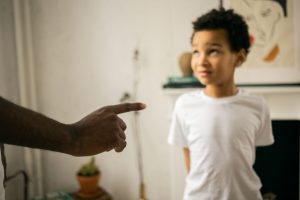 La Suisse bascule vers une éducation sans violence : un tournant pour les familles