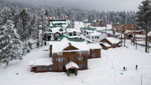 Crise du logement dans les stations alpines : les travailleurs saisonniers oubliés de la Suisse romande