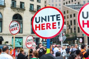 Salaires minimums: les syndicats déposent 100’000 signatures contre l’offensive patronale